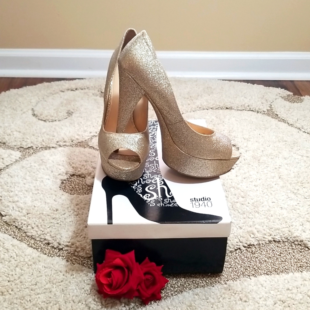 Enzo Angioloni gold peep toe sz9